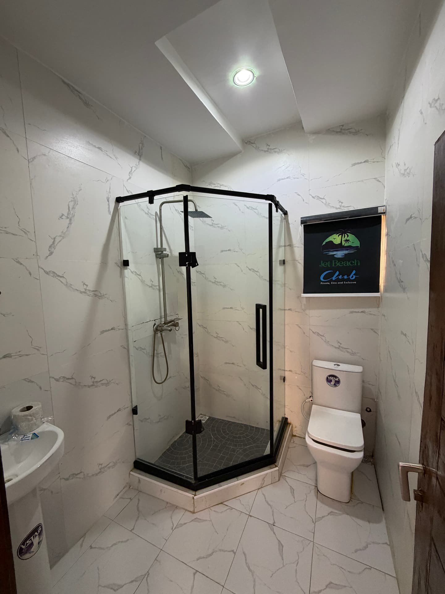Glass rain-shower en-suite bathroom in the 2 Bed pool apartment